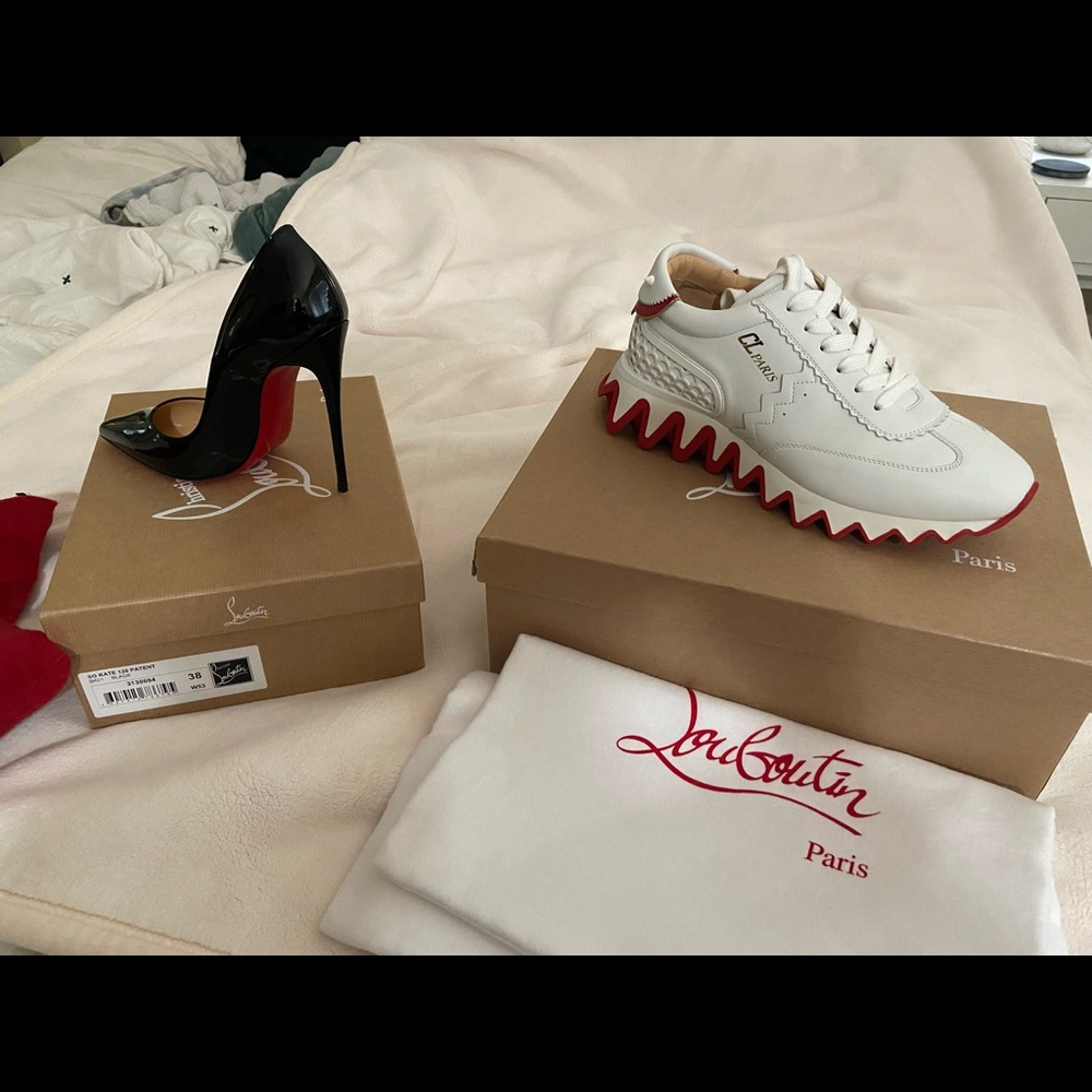 Christian Louboutin LOUBISHARK WOMAN FLAT
Calf White size 37 1/2